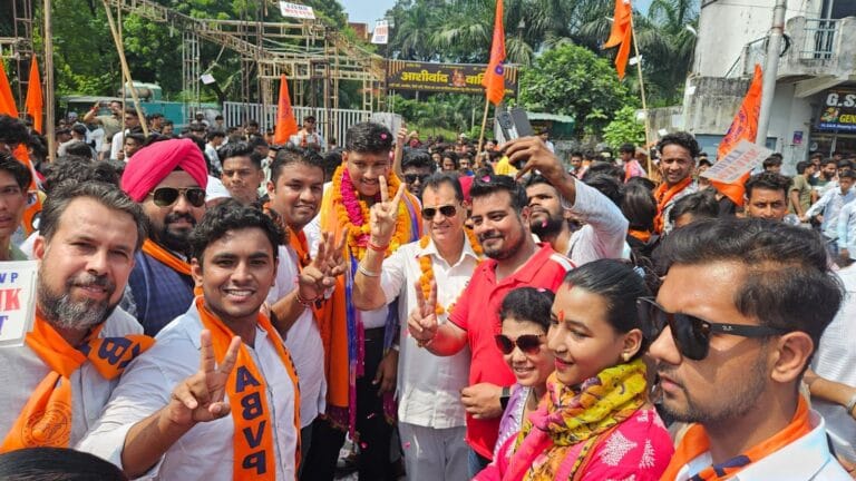 ऋषिकेश महाविद्यालय में एबीवीपी की नामांकन रैली, डॉ. प्रेमचंद अग्रवाल ने बढ़ाया छात्रों का उत्साह