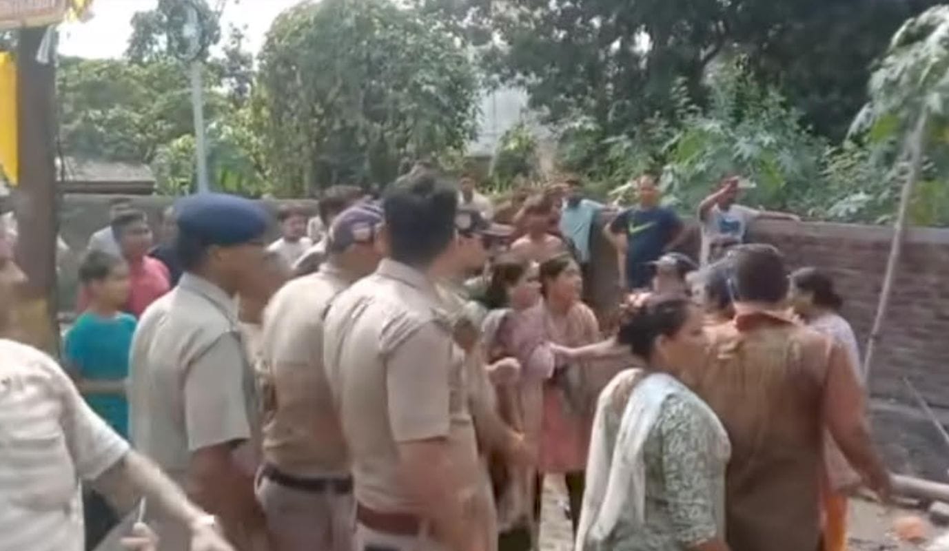 ऋषिकेश एम्स रोड पर जीरो जोन खाली कराने गई टीम पर हमला, गरम दाल-सब्जी फेंकी गई