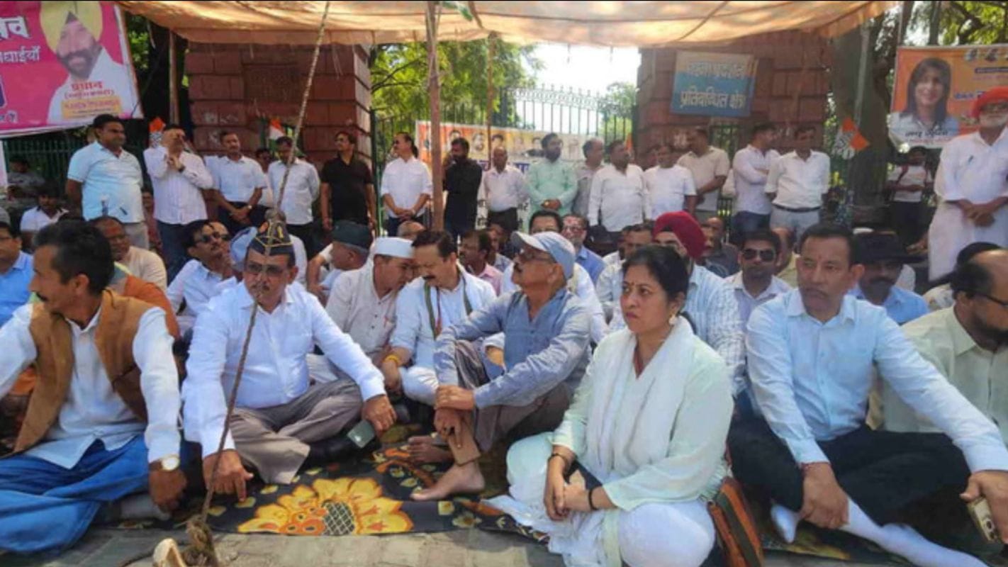 UKSSSC पेपर लीक, करन माहरा धरना, गांधी पार्क देहरादून, बेरोजगार युवाओं का आंदोलन, उत्तराखंड कांग्रेस विरोध प्रदर्शन, परीक्षा घोटाला