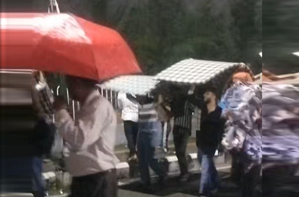 रात 10 बजे भी UKSSSC पेपर लीक विरोध जारी, छात्र रजाई और गद्दों के साथ देहरादून परेड ग्राउंड में