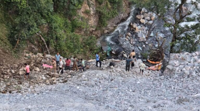 देवप्रयाग हादसा: ट्रक खाई में गिरा, चालक की मौत