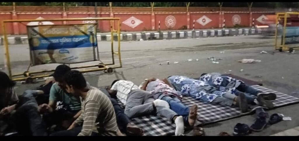 परेड ग्राउंड में डटे बेरोजगार युवा: रातभर जलते चूल्हे, बिछते गद्दे और उठते सवाल