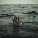 गंगा में अनियंत्रित हुई कायक, रेस्क्यू टीम की तत्परता से बची जान