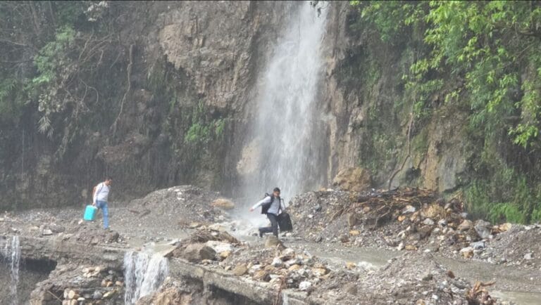 ऋषिकेश-गंगोत्री हाईवे पर भूस्खलन से यातायात बाधित, बीआरओ को जल्द सुधार की चेतावनी