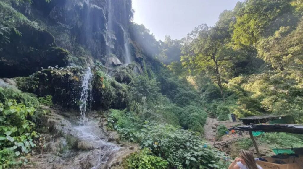 पटना वॉटरफॉल, ऋषिकेश: प्रकृति, रोमांच और स्वाद का संगम 4 झरने का नज़ारा