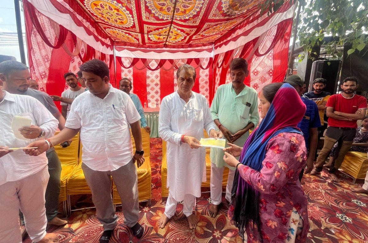 मंशा देवी में आपदा प्रभावितों को विधायक डॉ. प्रेमचंद अग्रवाल ने बांटे राहत राशि के चैक