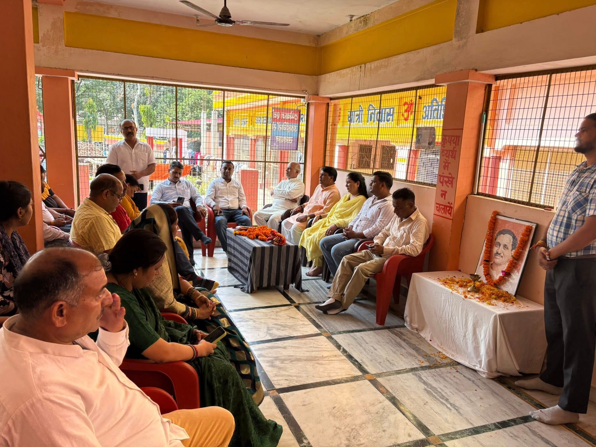 यमकेश्वर में पंडित दीनदयाल उपाध्याय जयंती पर पुष्पांजलि और वृक्षारोपण कार्यक्रम