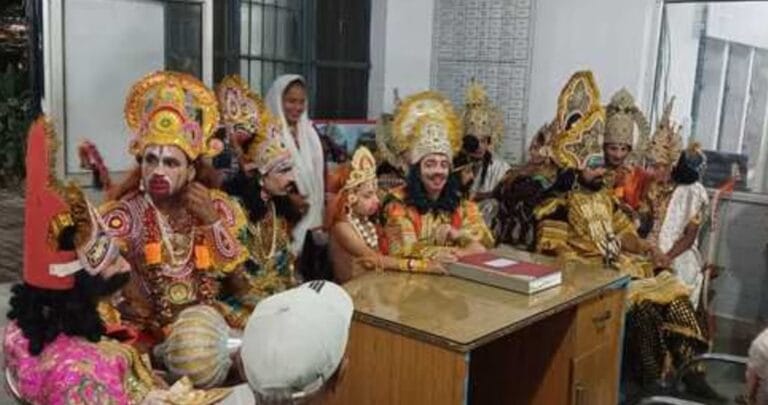 ऋषिकेश: रामलीला के पात्र कोतवाली पहुंचे, धरना प्रदर्शन