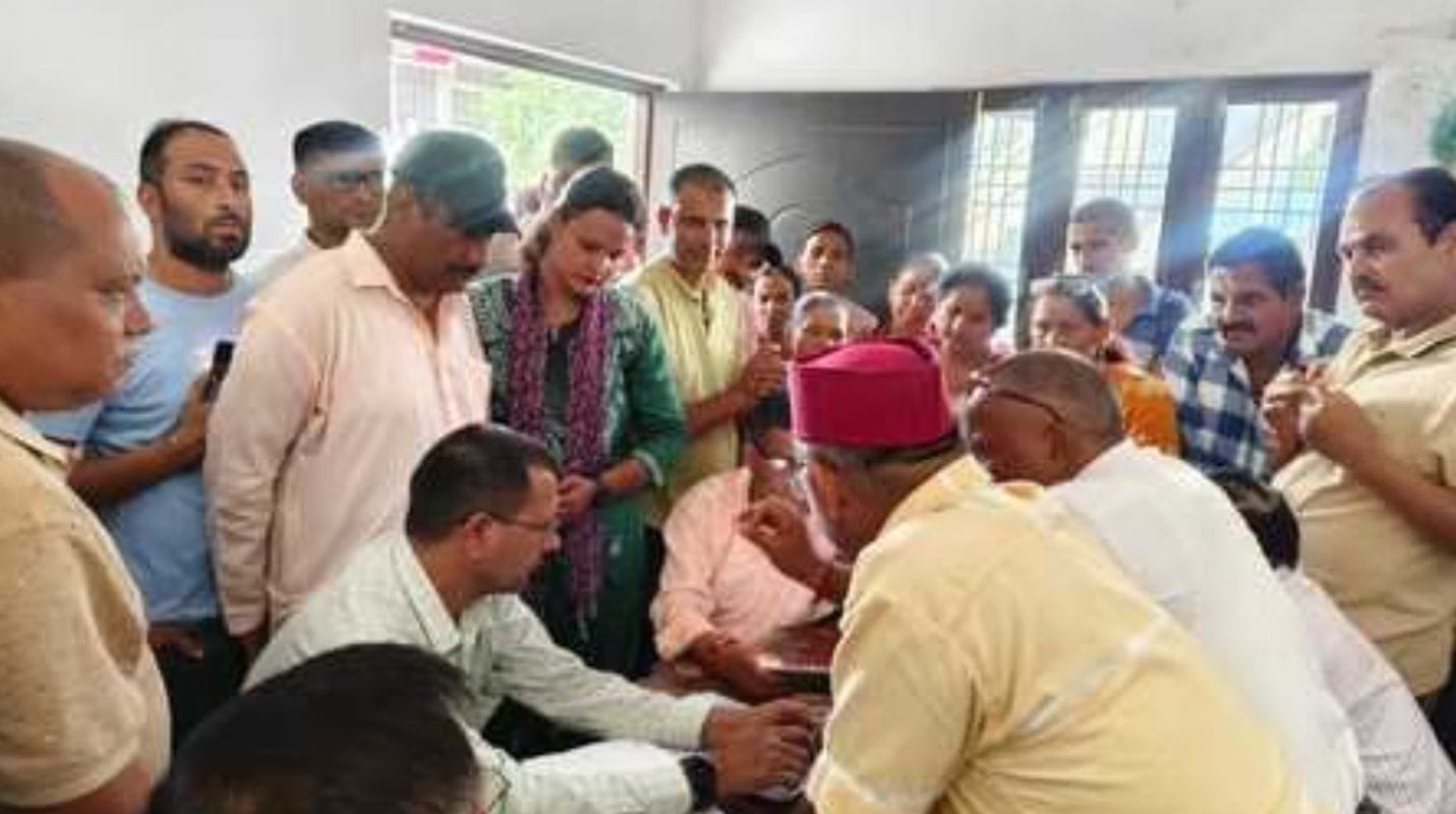 रायवाला और प्रतीत नगर में पेयजल बिलों पर ग्रामीणों का जल संस्थान घेराव