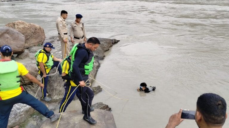 ऋषिकेश: गंगा में नहाते समय हादसा, युवती की मौत, युवक लापता