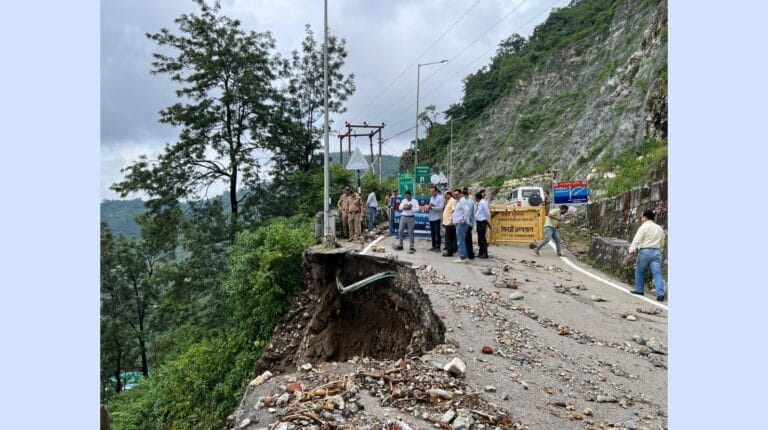 कैबिनेट मंत्री सुबोध उनियाल ने ऋषिकेश-चंबा मोटर मार्ग पर आपदा प्रभावित क्षेत्रों का किया स्थलीय निरीक्षण