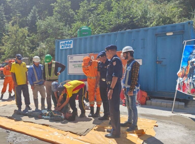 SDRF उत्तराखंड, आपदा प्रबंधन प्रशिक्षण, NTPC कर्मचारी, SDRF मॉक ड्रिल, बाढ़ प्रबंधन, भूस्खलन सुरक्षा, अग्निकांड बचाव, उत्तराखंड पुलिस