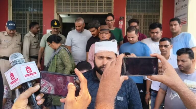 सेलाकुई में पहाड़ी परिवार के साथ मारपीट के विरोध में UKD और समाज का थाने का घेराव