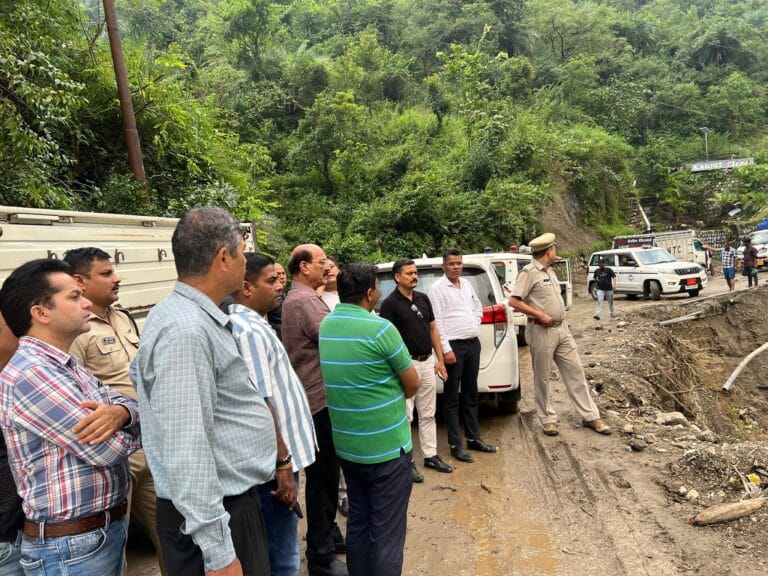 सहस्रधारा क्षेत्र में आपदा प्रभावित इलाकों का निरीक्षण कर सुबोध उनियाल ने दिए राहत कार्य तेज करने के निर्देश
