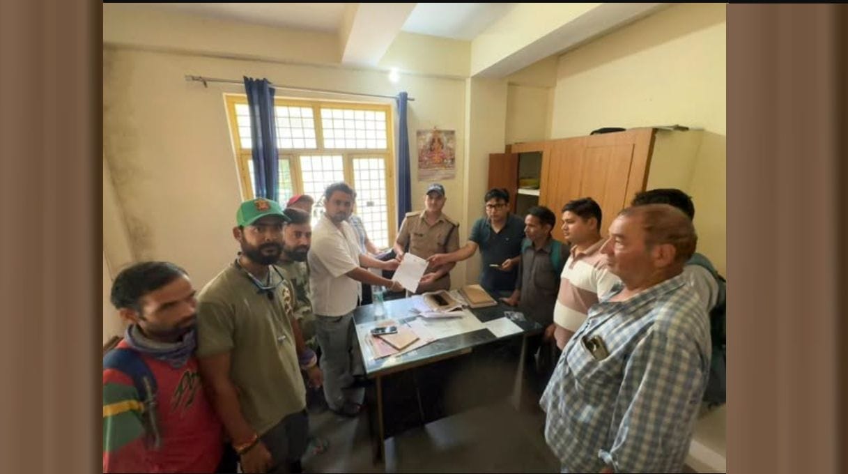 तपोवन में फूड वैन पर बढ़ती चोरियां: अधिशासी अधिकारी को सौंपा गया ज्ञापन 1 तपोवन में फूड वैन पर बढ़ती चोरियां: अधिशासी अधिकारी को सौंपा गया ज्ञापन