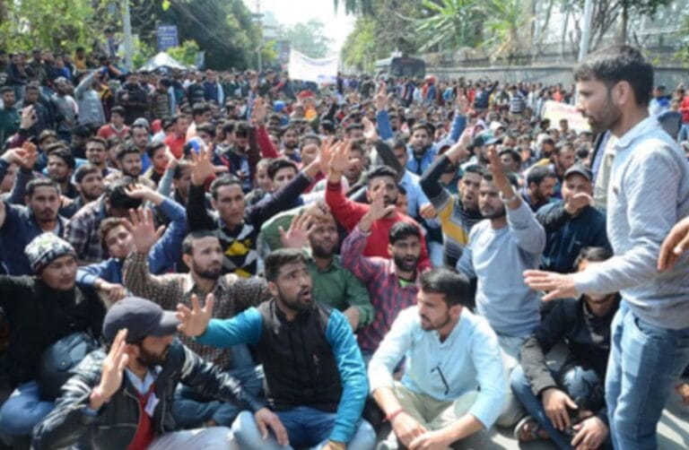 UKSSSC पेपर लीक: हरिद्वार से प्रश्नपत्र बाहर आने का दावा, सचिवालय कूच पर उतरे बेरोजगार