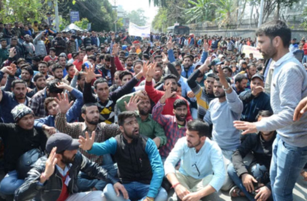 UKSSSC पेपर लीक: सचिवालय कूच पर उतरे बेरोजगार, हाकम सिंह केस के बाद फिर गहराया भर्ती घोटाले का विवाद 1 UKSSSC पेपर लीक: हरिद्वार से प्रश्नपत्र बाहर आने का दावा, सचिवालय कूच पर उतरे बेरोजगार