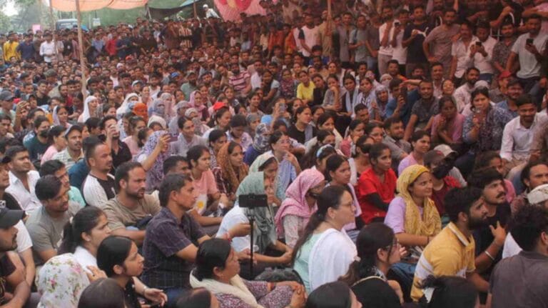 UKSSSC Paper Leak Protest: परेड ग्राउंड में युवाओं का धरना छठे दिन भी जारी