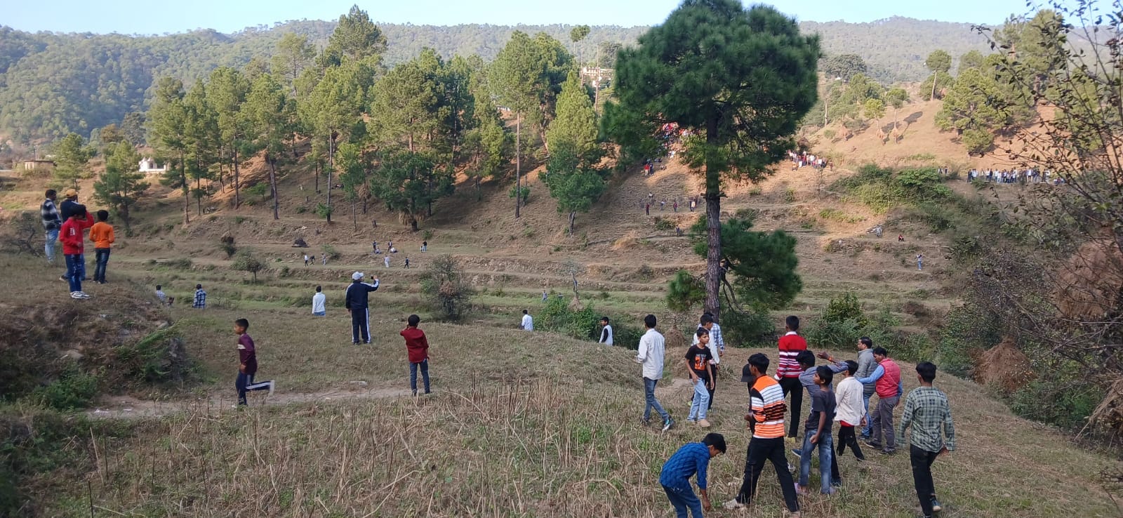 अल्मोड़ा के पाटिया गांव में गोवर्धन पूजा पर परंपरागत पाषाण युद्ध 'बग्वाल' का आयोजन