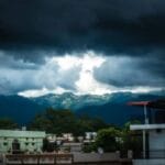 बारिश और तूफान से तबाही, किसानों ने मुआवजे की लगाई गुहार