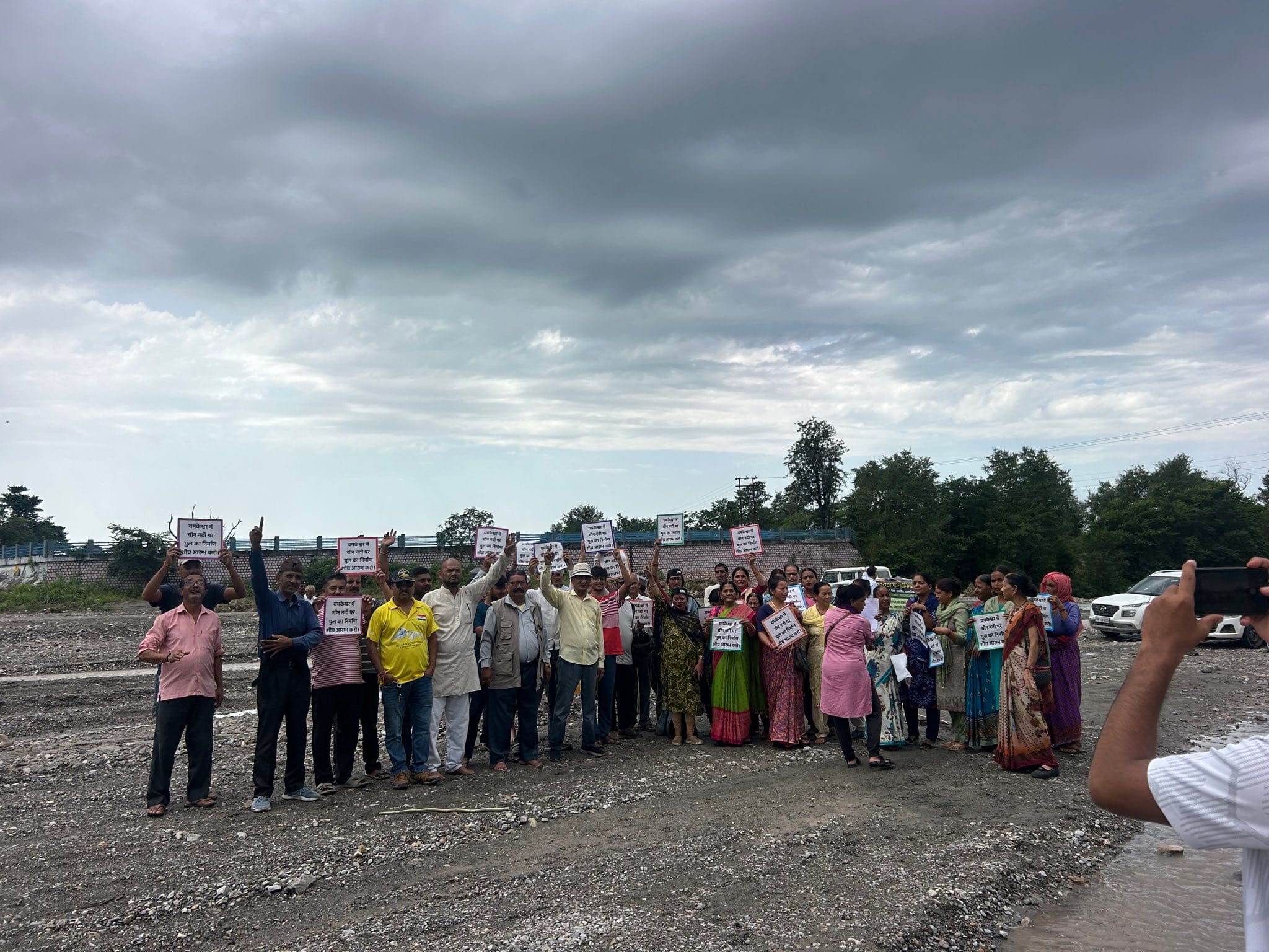 यमकेश्वर में बीन नदी पुल निर्माण को लेकर जन आंदोलन, सैकड़ों ग्रामीण हुए सड़कों पर 1 बीन नदी पुल