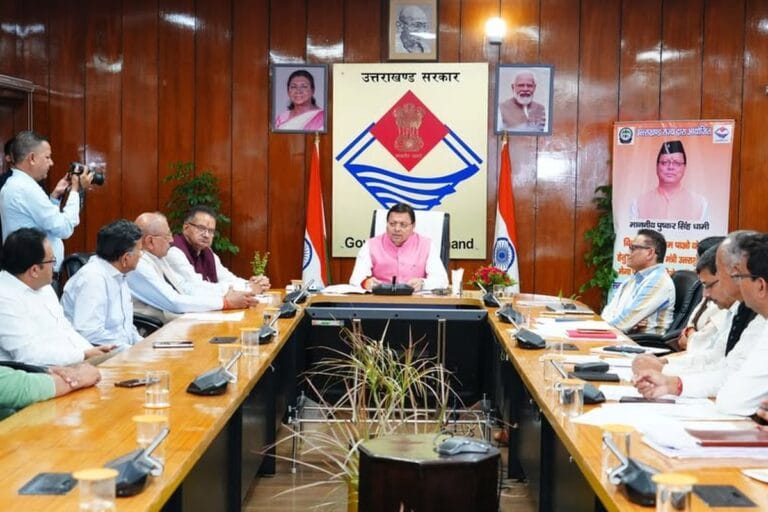 मुख्यमंत्री पुष्कर सिंह धामी ‘बिल लाओ, ईनाम पाओ’ मेगा ड्रॉ का शुभारंभ करते हुए – विजेताओं को सम्मानित करते अधिकारी