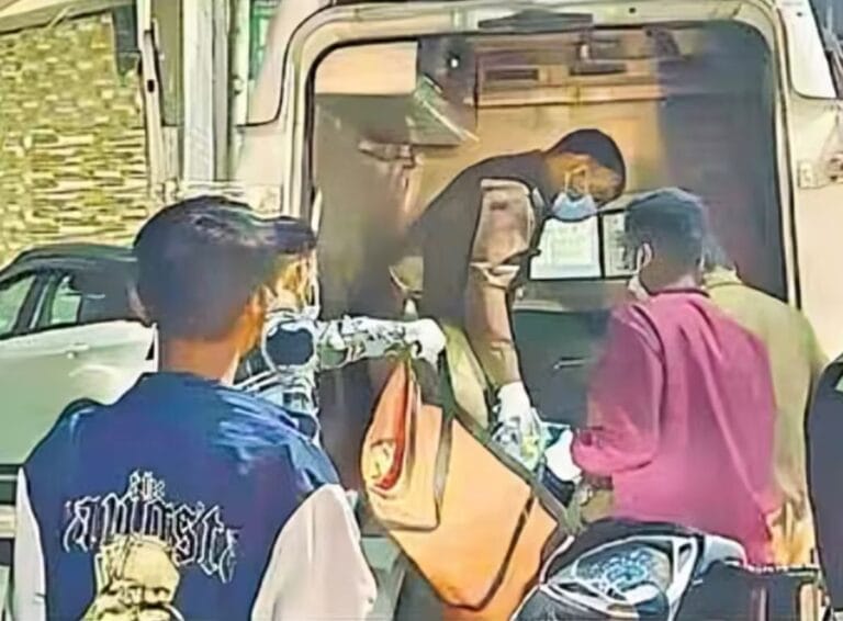 देहरादून में एटीएम बूथ के अंदर मिला अज्ञात व्यक्ति का शव, पुलिस जांच में जुटी 8 देहरादून में एटीएम बूथ के अंदर मिला अज्ञात व्यक्ति का शव, पुलिस जांच में जुटी