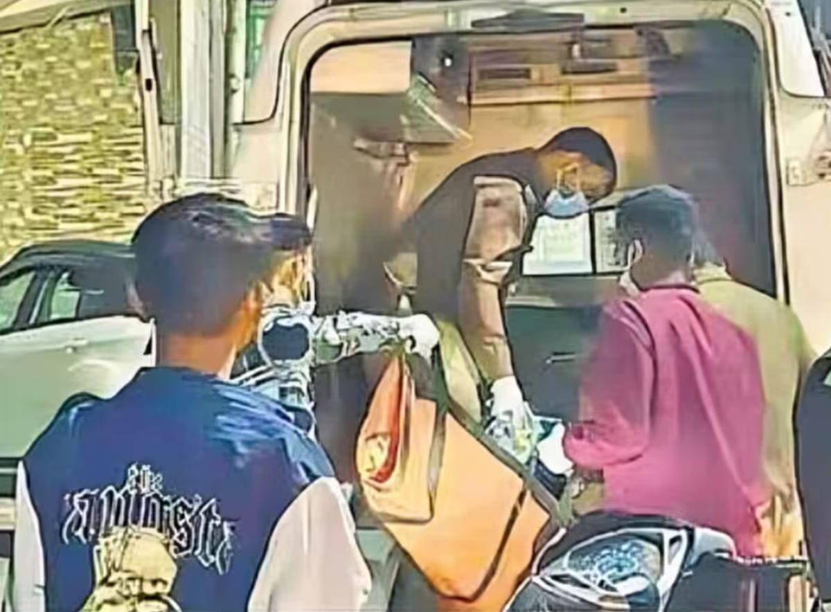 देहरादून में एटीएम बूथ के अंदर मिला अज्ञात व्यक्ति का शव, पुलिस जांच में जुटी 1 देहरादून में एटीएम बूथ के अंदर मिला अज्ञात व्यक्ति का शव, पुलिस जांच में जुटी