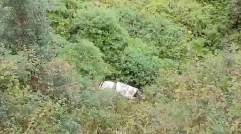 खेल प्रतियोगिता से लौट रहीं छात्राओं का वाहन खाई में गिरा