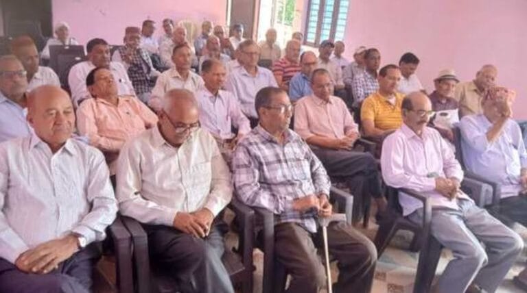 पेंशनर्स संगठन की मासिक बैठक में उठे स्थानीय मुद्दे, चंद्रभागा खनन प्रमुख रहा विषय