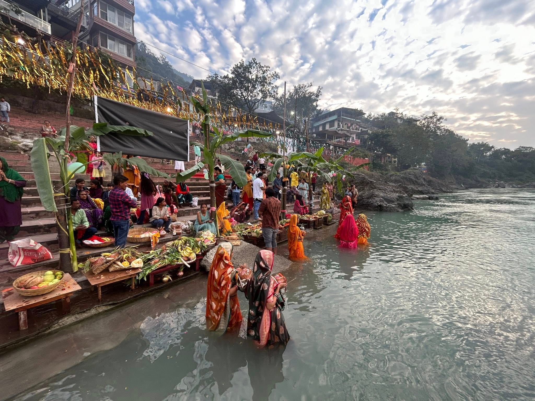 उत्तराखंड में छठ महापर्व की धूम: उगते सूरज को अर्घ्य देकर व्रतियों ने पूरा किया 36 घंटे का निर्जला उपवास! 1 उत्तराखंड में छठ महापर्व की धूम