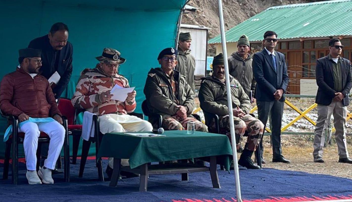 मुख्यमंत्री पुष्कर सिंह धामी मिलम क्षेत्र में ITBP जवानों से मिलते हुए और सीमांत क्षेत्र का निरीक्षण करते हुए