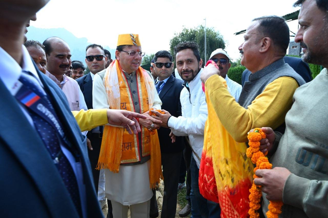 सीएम पुष्कर सिंह धामी पिथौरागढ़ में सहकारिता मेले का शुभारंभ करते हुए