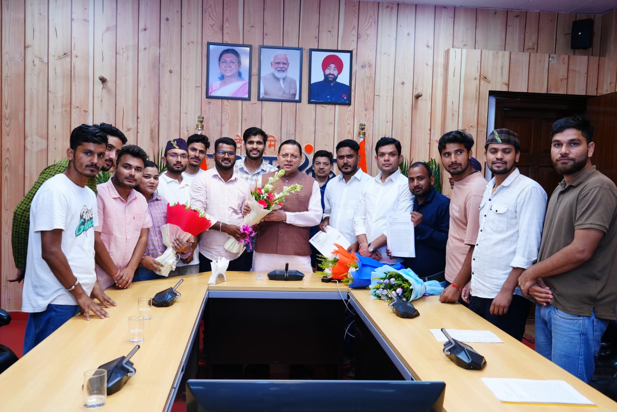 मुख्यमंत्री पुष्कर सिंह धामी से उत्तराखंड बेरोजगार संघ ने भेंट की