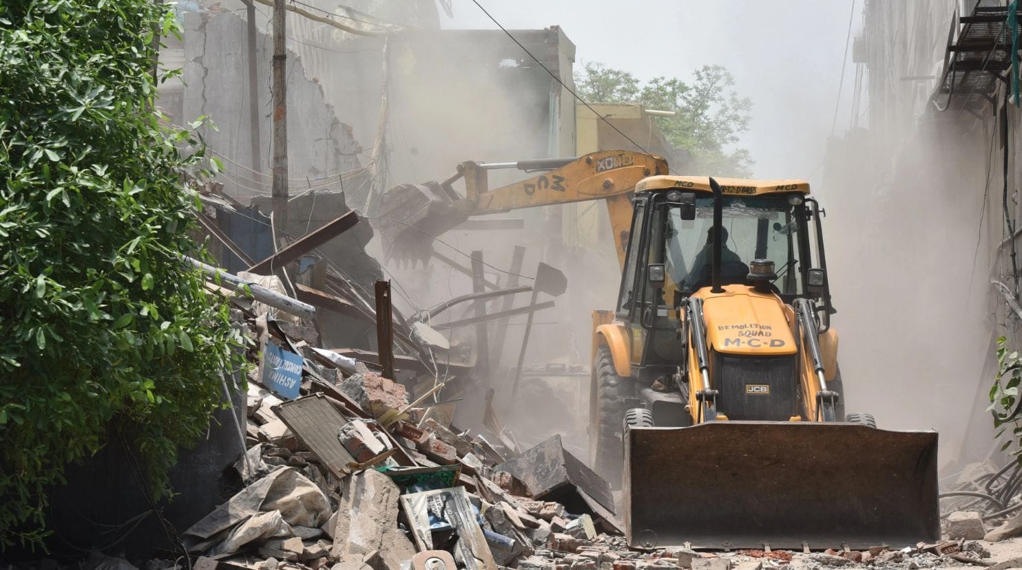 देहरादून: 8 साल बाद भी अधर में लटकी मॉडल रोड परियोजना, अतिक्रमण और अधूरे कामों से शहरवासी परेशान 1 देहरादून मॉडल रोड पर अतिक्रमण और अधूरे फुटपाथ का दृश्य