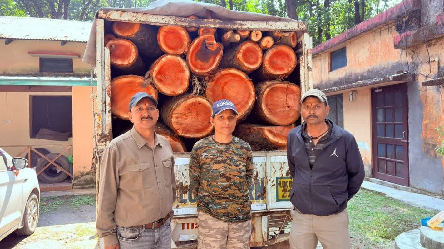 देहरादून आईटी पार्क में अवैध पेड़ कटान का खुलासा, लकड़ी से भरी गाड़ी जब्त – महिला वनकर्मियों ने दिखाया साहस