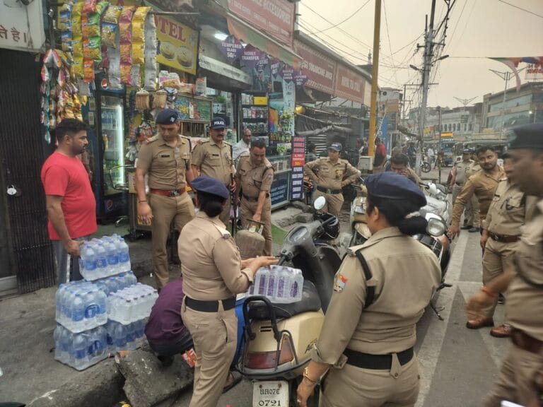 देहरादून: त्योहारी सीजन में अतिक्रमण पर सख्ती, पुलिस और नगर निगम ने 156 लोगों का चालान किया, 54 हजार का जुर्माना 4 त्योहारी सीजन में अतिक्रमण पर कार्रवाई