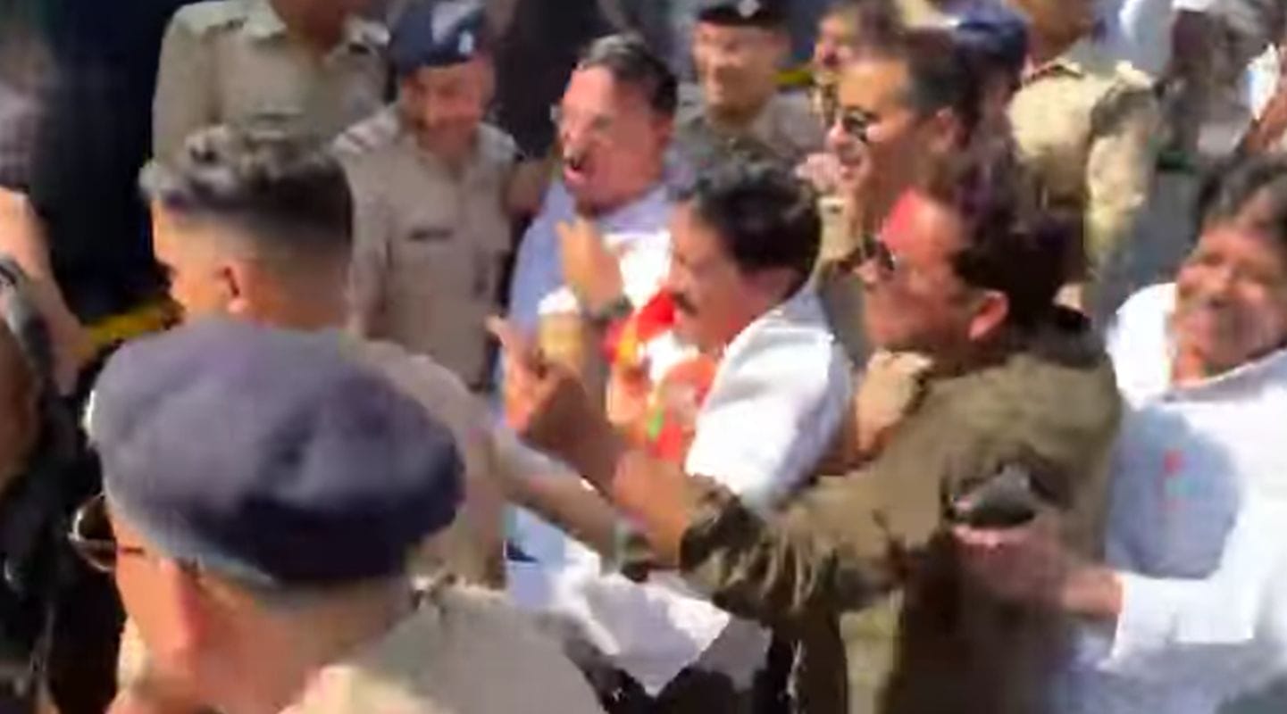 UKSSSC पेपर लीक: कांग्रेस का सीएम आवास कूच, पुलिस ने रोका, कई नेता हिरासत में