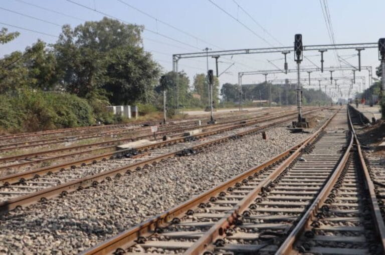 प्रयागराज एक्सप्रेस में मोबाइल लूट | मोतीचूर जंगल के पास युवक को ट्रेन से धक्का