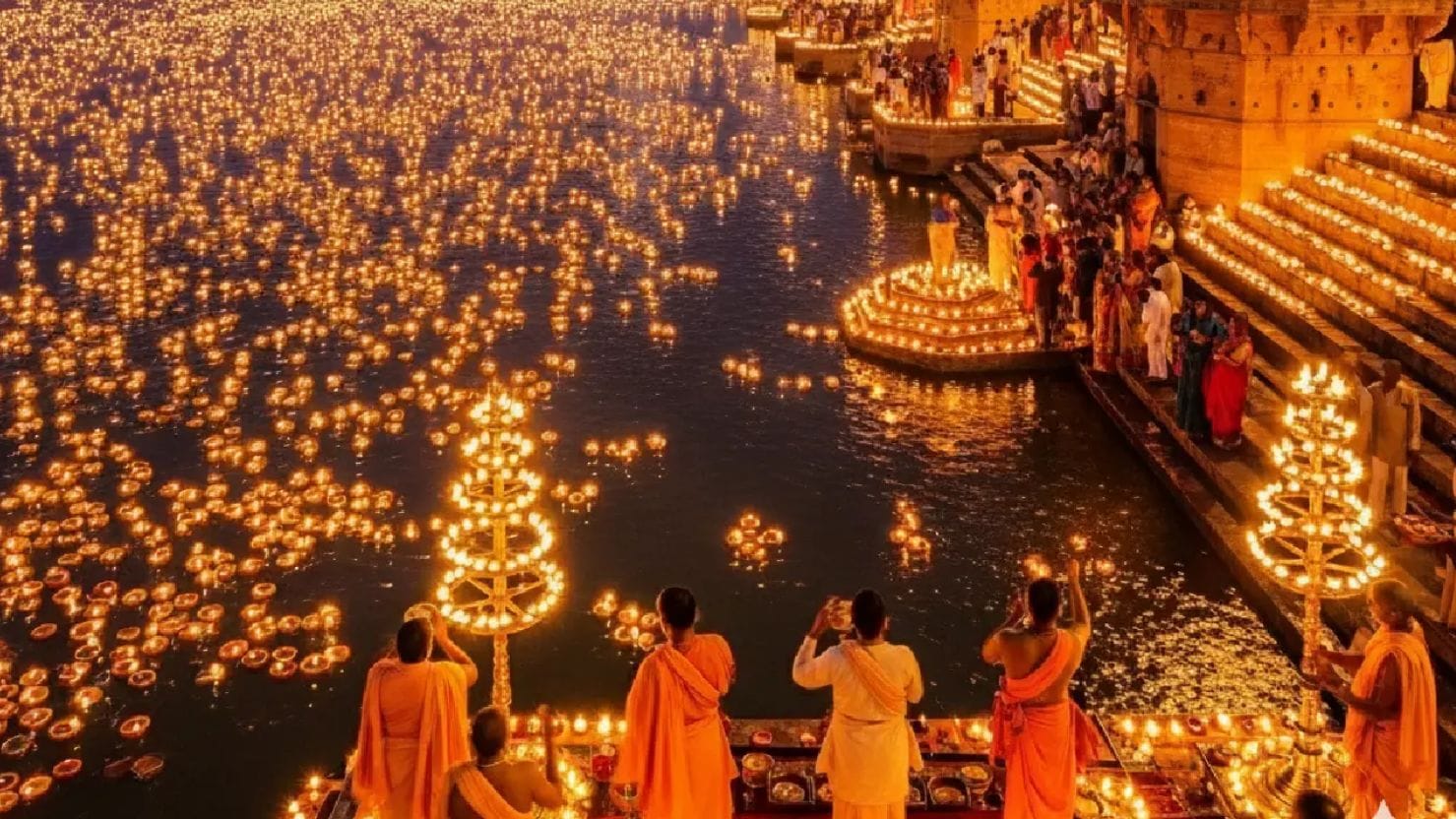 देव दीपावली 2025: इस बार 5 नवंबर को जगमगाएगी काशी, जानें शुभ मुहूर्त और परंपरा 1 देव दीपावली 2025: काशी के घाटों पर जलेंगे करोड़ों दीप, जानिए तिथि, समय और पूजा विधि