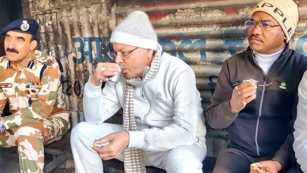 मुनस्यारी में सुबह की चाय पर सीएम की आमजनों से बातचीत