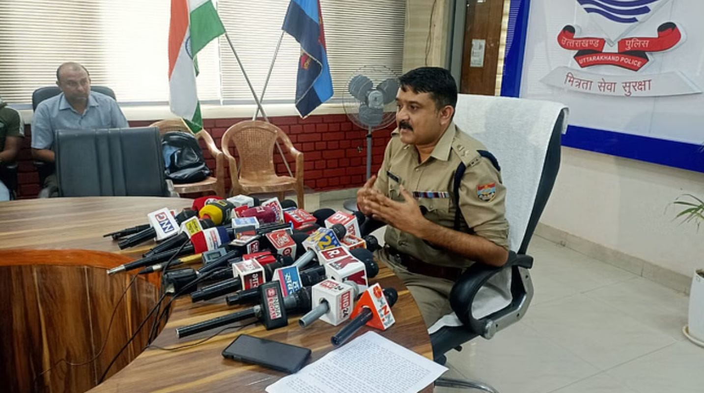 फर्जीवाड़े का फुल डोज: सुरेंद्र ने भरे तीन फॉर्म, तीन पिता और तीन ग्रेजुएशन! फिर एक गलती ने खोल दी पोल 1 यूए की जगह यूके ने खोली पोल