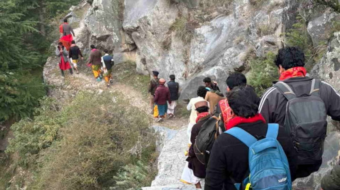 गंगोत्री धाम: मां गंगा की डोली अब भी कठिन पगडंडियों से गुजरती है, ग्रामीणों ने सड़क निर्माण की उठाई मांग 1 गंगोत्री धाम: मां गंगा की डोली अब भी कठिन पगडंडियों से गुजरती है, ग्रामीणों ने सड़क निर्माण की उठाई मांग