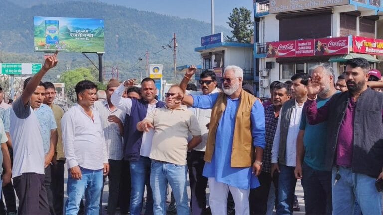 गढ़वाल मंडल में परिवहन महासंघ के चक्काजाम के दौरान सड़कों पर खड़ी बसें और खाली बाजार