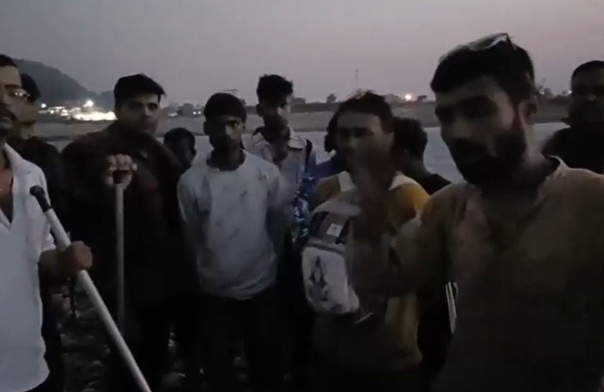 दूधियाबंद क्षेत्र में गंगा टापू पर फंसे 7 श्रद्धालुओं का रेस्क्यू