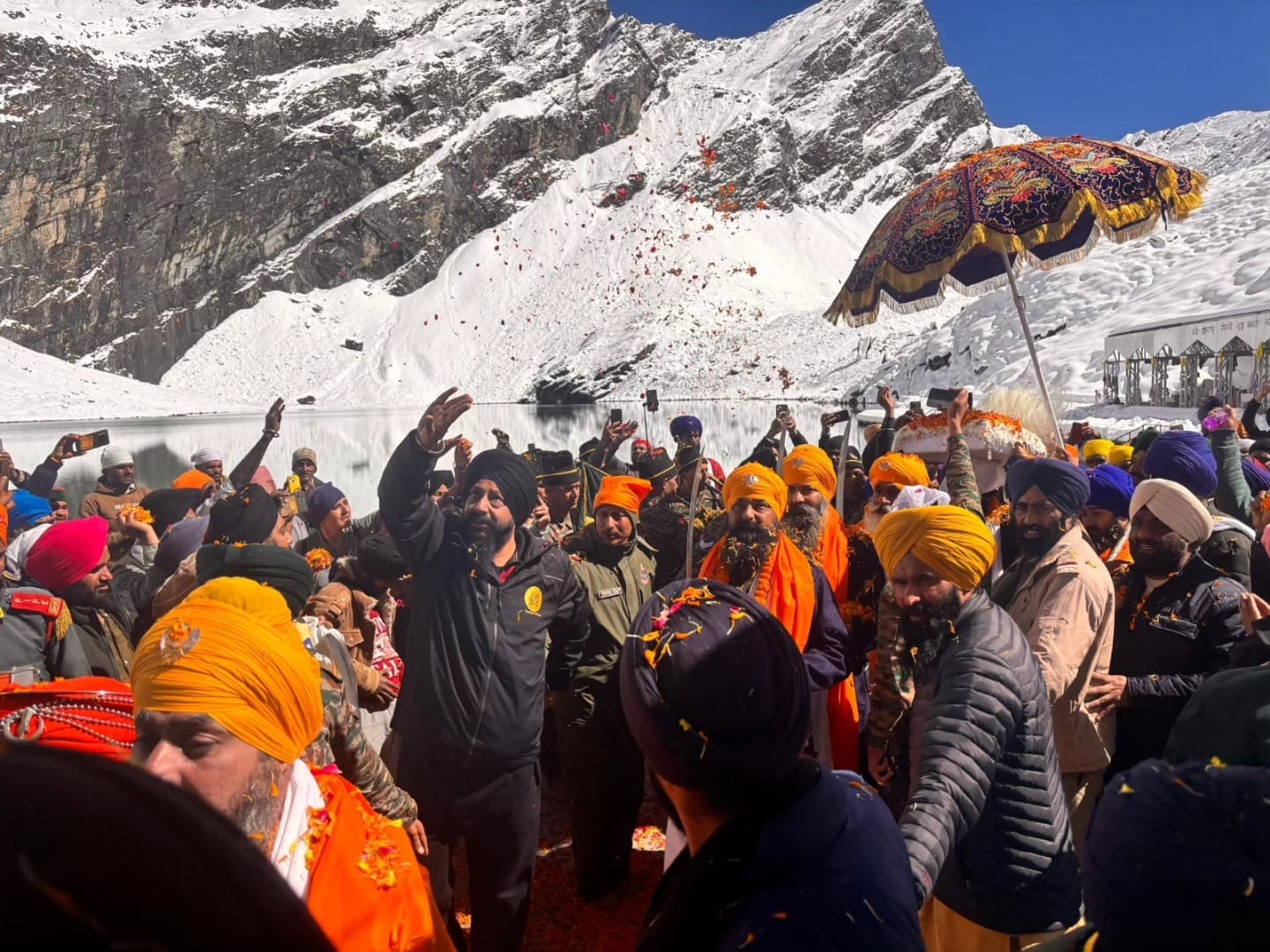 बर्फबारी के बीच हेमकुंड साहिब के कपाट शीतकाल के लिए बंद, श्रद्धालुओं ने ली अंतिम अरदास में भागीदारी 1 हेमकुंड साहिब के कपाट शीतकाल के लिए बंद, 139 दिन चली यात्रा संपन्न