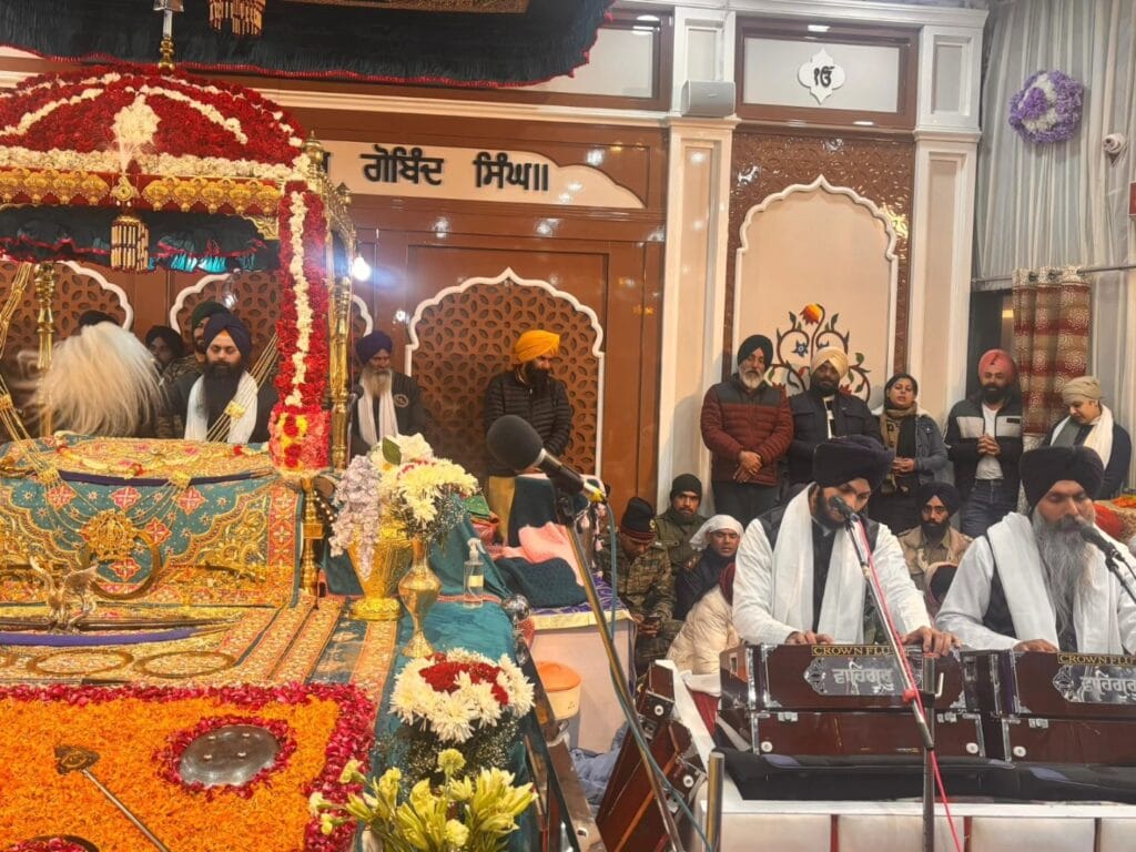 बर्फबारी के बीच हेमकुंड साहिब के कपाट शीतकाल के लिए बंद, श्रद्धालुओं ने ली अंतिम अरदास में भागीदारी 2 हेमकुंड साहिब के कपाट बंद, दोपहर एक बजे हुई अंतिम अरदास — 2.72 लाख श्रद्धालुओं ने किए दर्शन