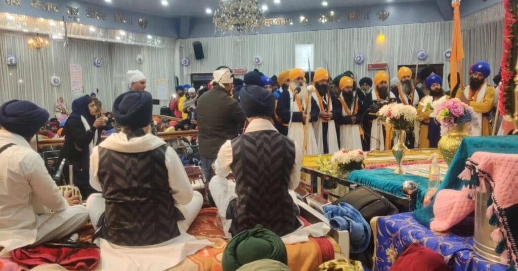 बर्फबारी के बीच हेमकुंड साहिब के कपाट शीतकाल के लिए बंद, श्रद्धालुओं ने ली अंतिम अरदास में भागीदारी 3 उत्तराखंड: बर्फबारी के बीच हेमकुंड साहिब के कपाट बंद, लोकपाल लक्ष्मण मंदिर के कपाट भी हुए बंद