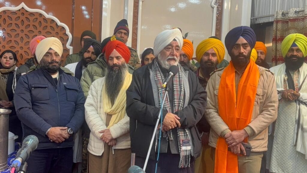 बर्फबारी के बीच हेमकुंड साहिब के कपाट शीतकाल के लिए बंद, श्रद्धालुओं ने ली अंतिम अरदास में भागीदारी 4 हिमालय की गोद में हेमकुंड साहिब यात्रा समाप्त, श्रद्धालुओं ने ली अंतिम अरदास में भागीदारी