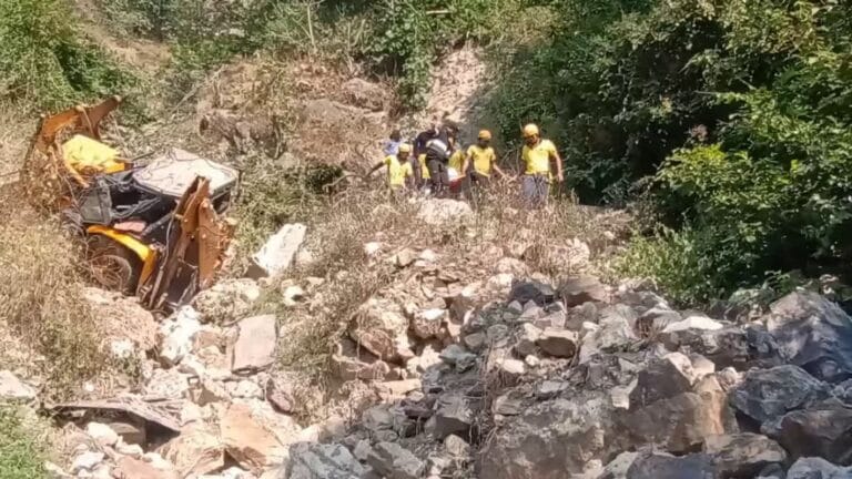 मोहनचट्टी में दर्दनाक हादसा: खाई में गिरी जेसीबी, चालक की मौत